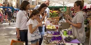 Marché en provence dans la région non loin de beynes près des gites des lavandes chez Magali AIMAR